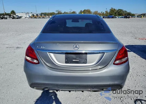 2016 Mercedes-Benz C 300 z USA, uszkodzony, nr VIN 55SWF4JB2GU146765